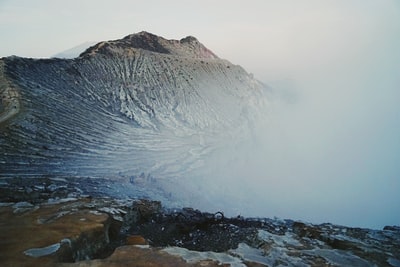 白天的山峰